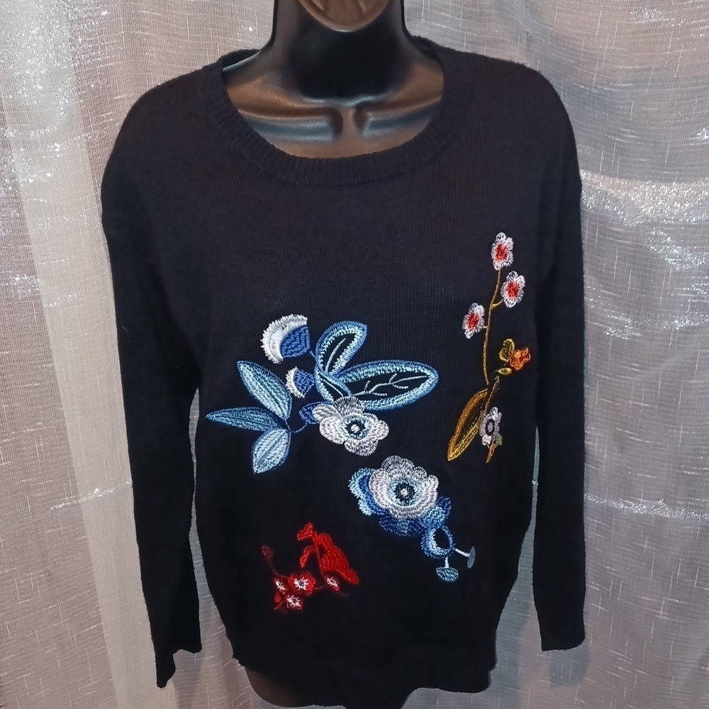 Relatively Crew Neck Pullover Sweater With Embroidered Flowers, M